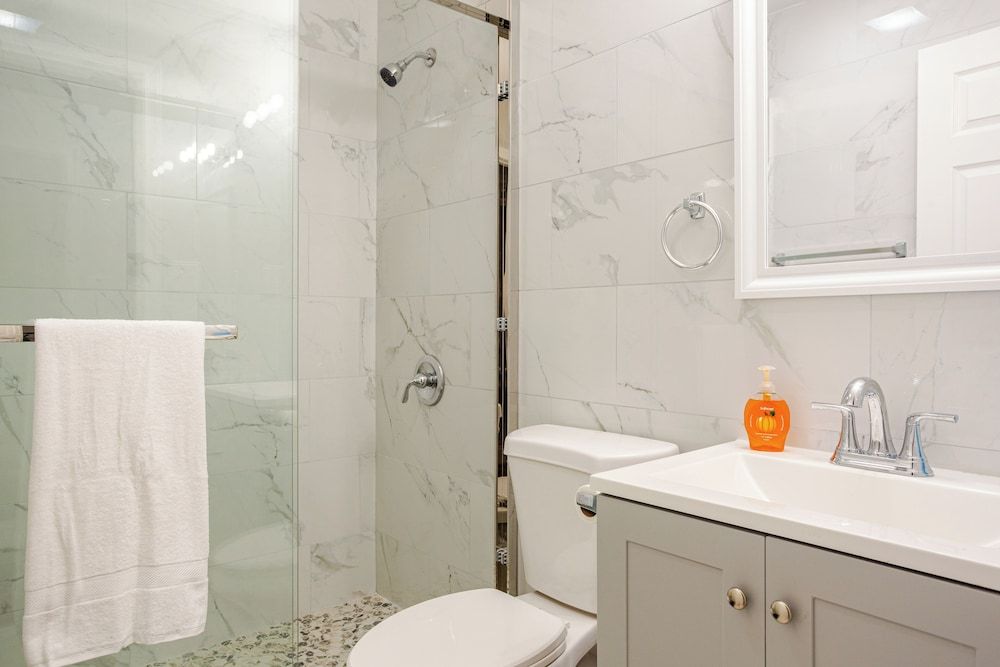 Stylish Minimalist Stay in City Center Apartment, 3 Bedrooms 12