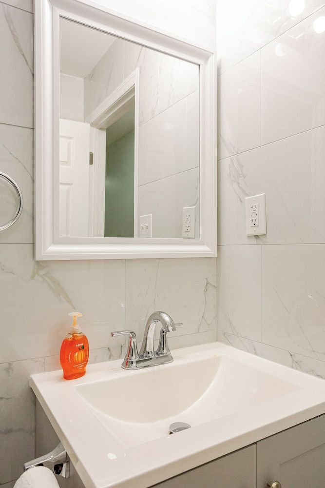 Stylish Minimalist Stay in City Center Apartment, 3 Bedrooms 11