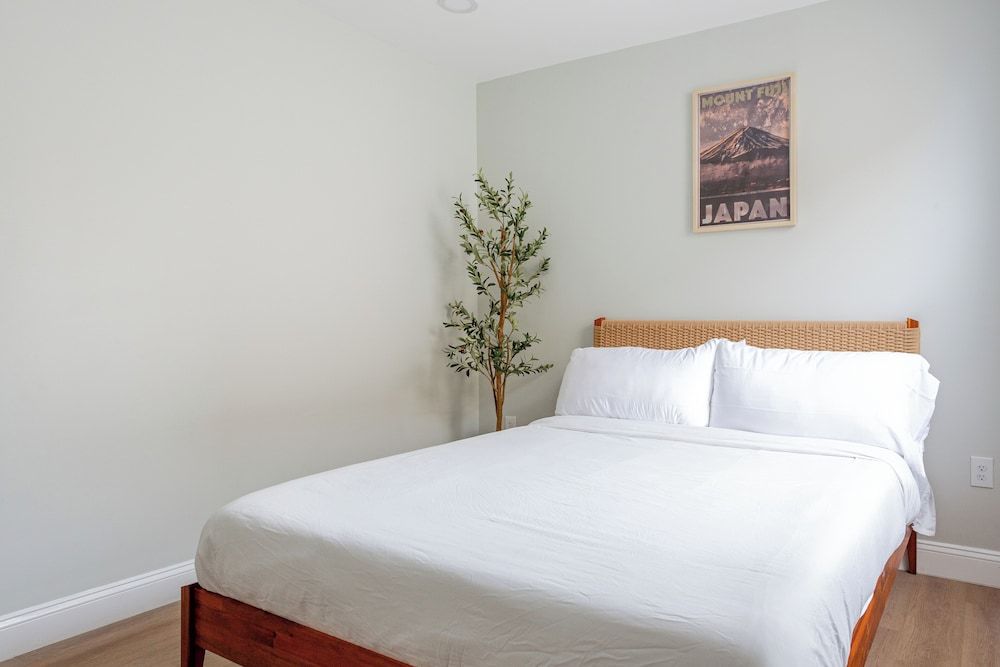 Stylish Minimalist Stay in City Center Apartment, 3 Bedrooms 7