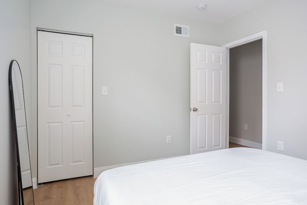 Stylish Minimalist Stay in City Center Apartment, 3 Bedrooms 17