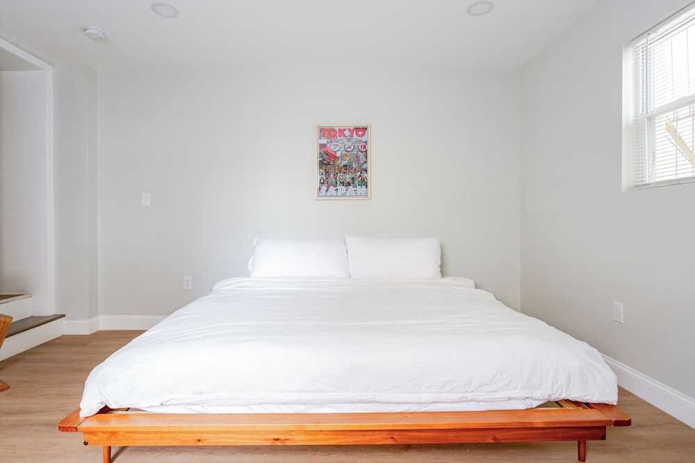 Stylish Minimalist Stay in City Center Apartment, 3 Bedrooms 9