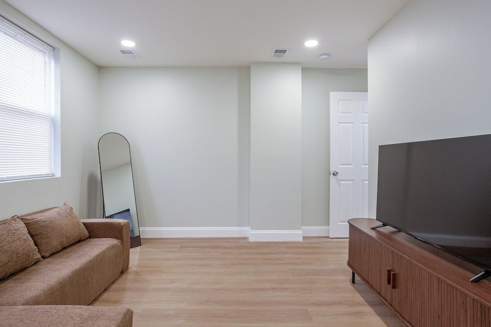 Stylish Minimalist Stay in City Center Apartment, 2 Bedrooms 13