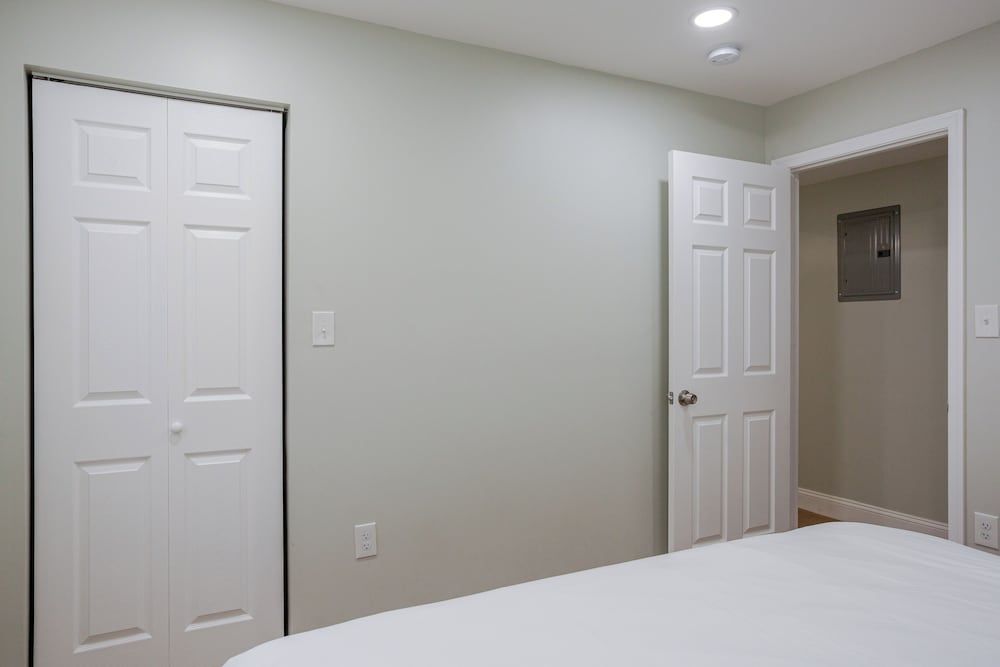 Stylish Minimalist Stay in City Center Apartment, 2 Bedrooms 15