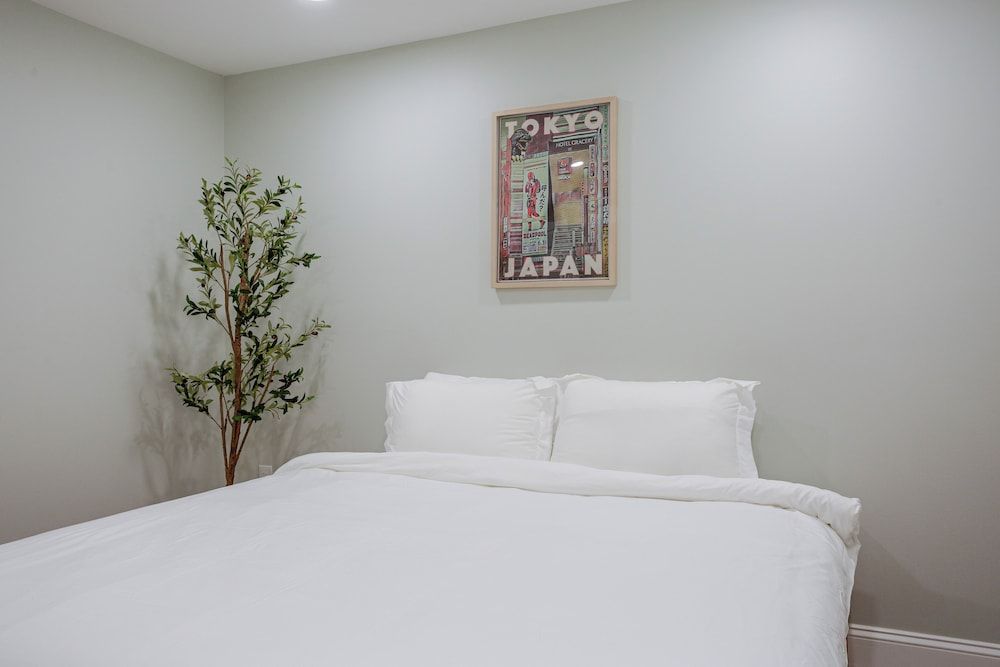 Stylish Minimalist Stay in City Center Apartment, 2 Bedrooms 4