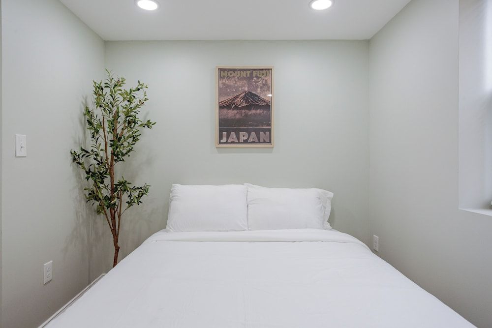 Stylish Minimalist Stay in City Center Apartment, 2 Bedrooms 3