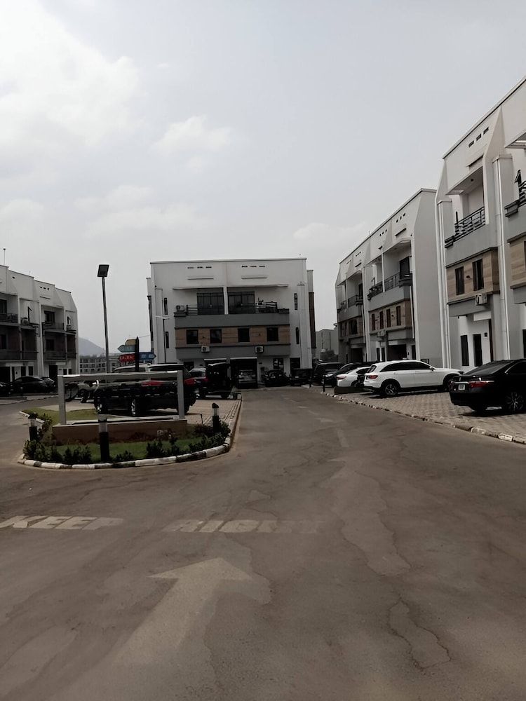 Luxurious Abuja Apartment With Modern Amenities Apartment, 3 Bedrooms, Smoking, Balcony 3