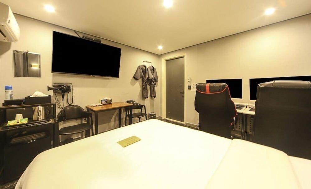 ON and OFF-Sungui Station Couple PC room 12