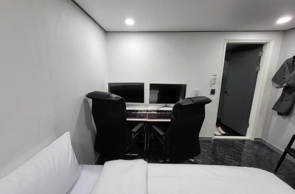 ON and OFF-Sungui Station Couple PC room 14