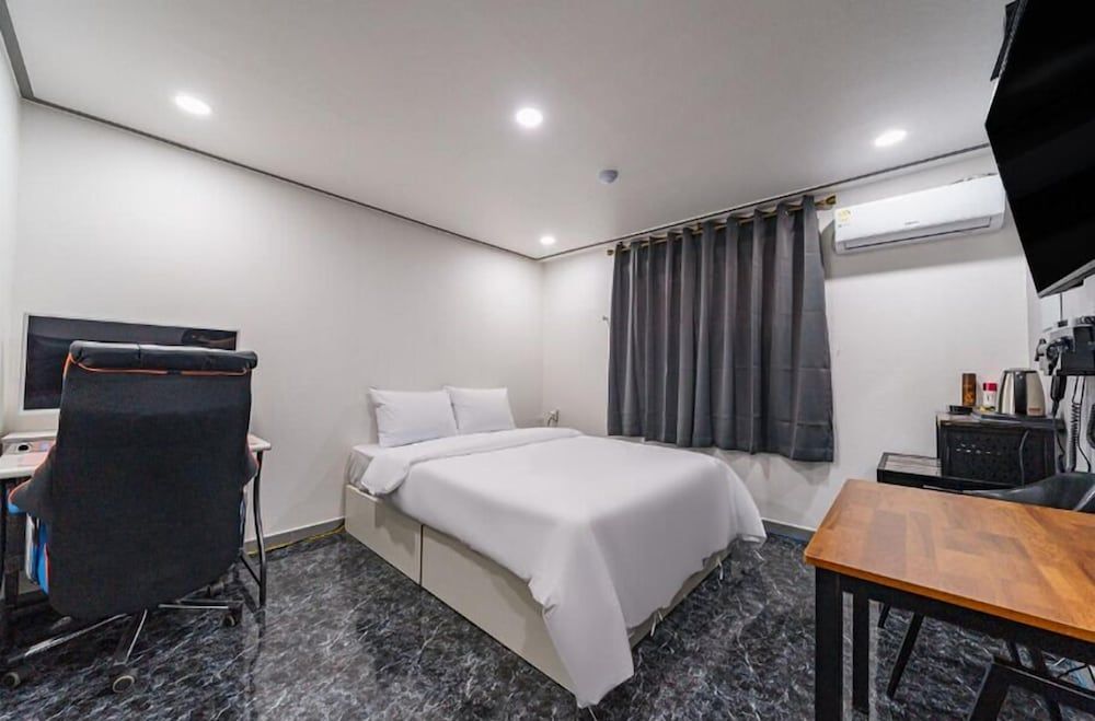 ON and OFF-Sungui Station Double Room, 1 Double Bed