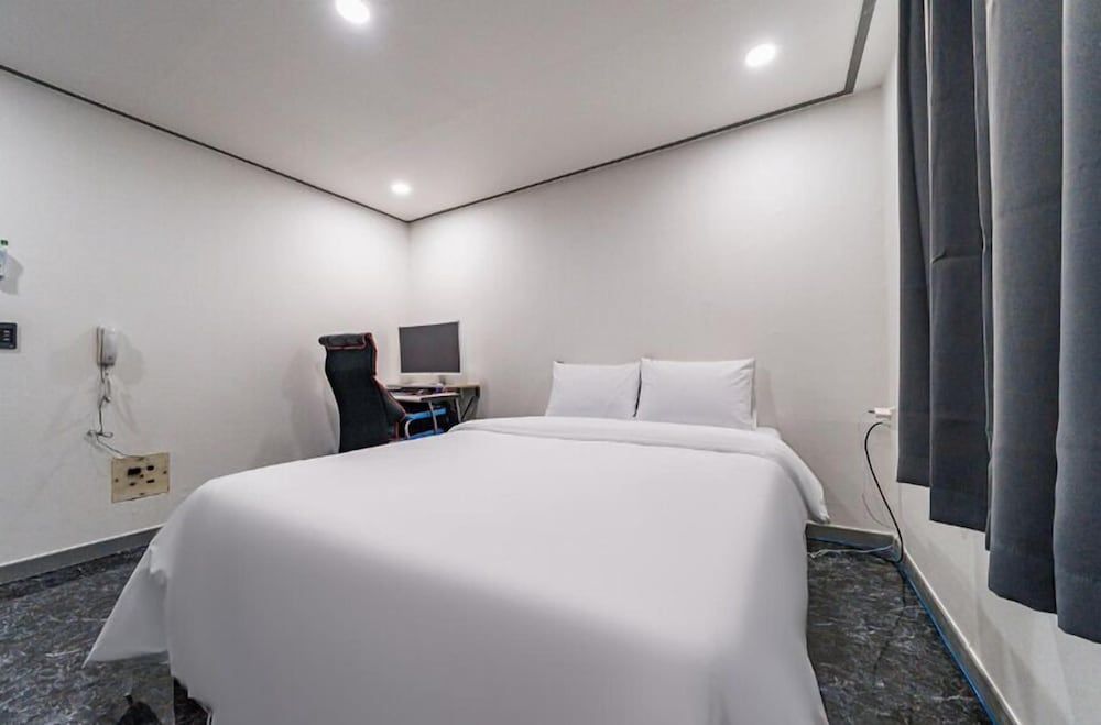 ON and OFF-Sungui Station Double Room, 1 Double Bed 3