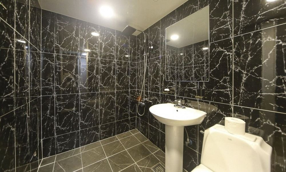 ON and OFF-Sungui Station Double Room, 1 Double Bed 9