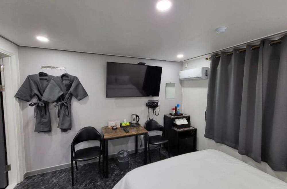 ON and OFF-Sungui Station Couple PC room 13