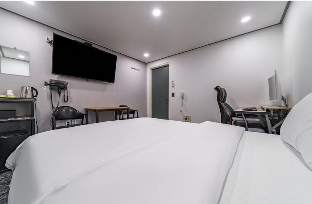 ON and OFF-Sungui Station Double Room, 1 Double Bed 12