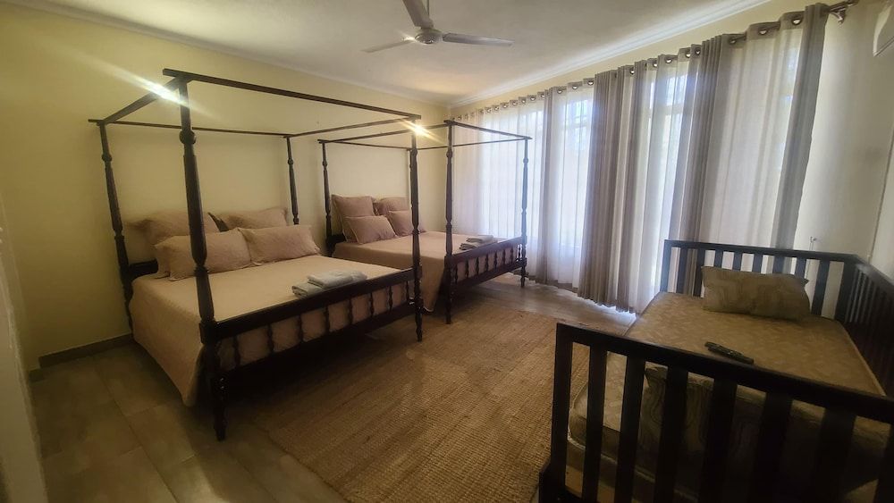 Charming 3 Bedroom Guesthouse - 2300