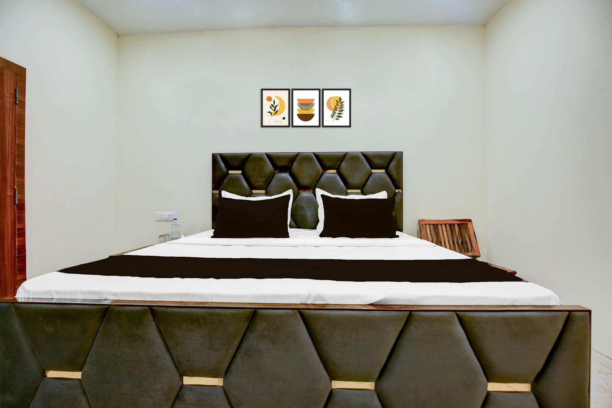 OYO 834445 The Royal INN Classic 13