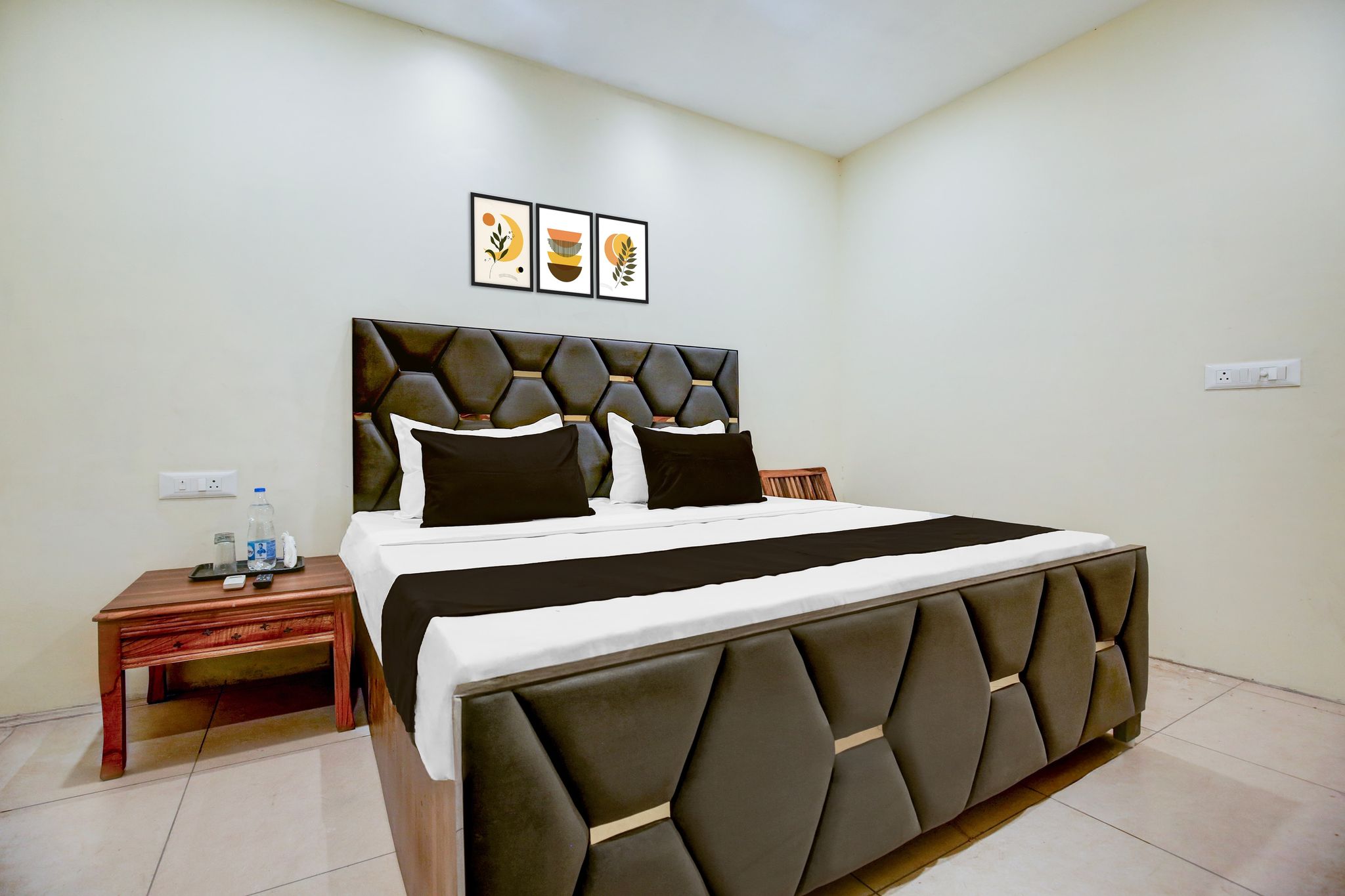 OYO 834445 The Royal INN Classic 14