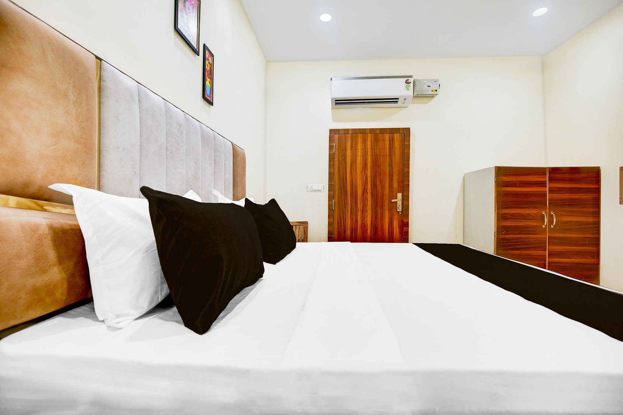 OYO 834445 The Royal INN Classic 7