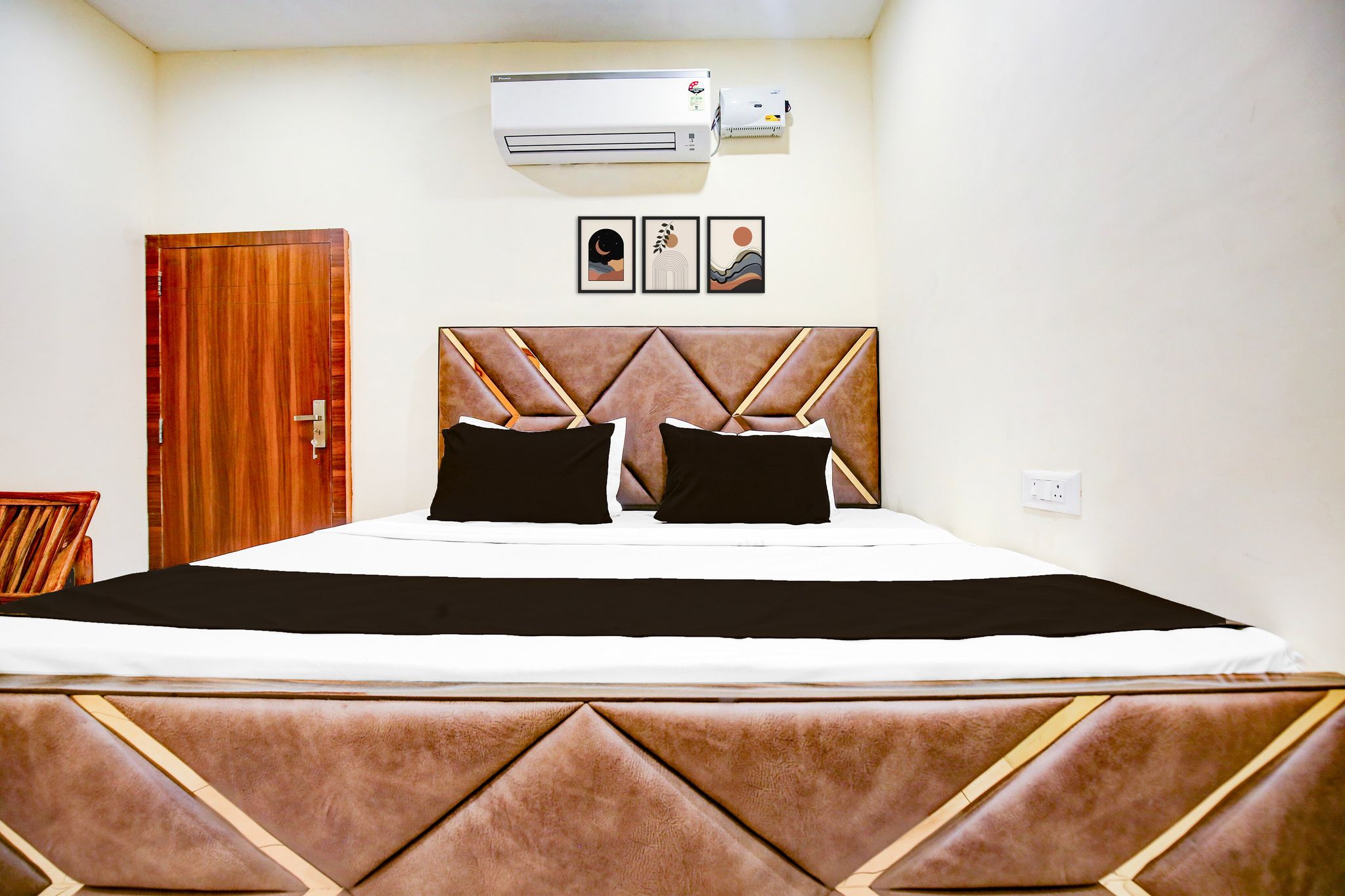 OYO 834445 The Royal INN Classic 9