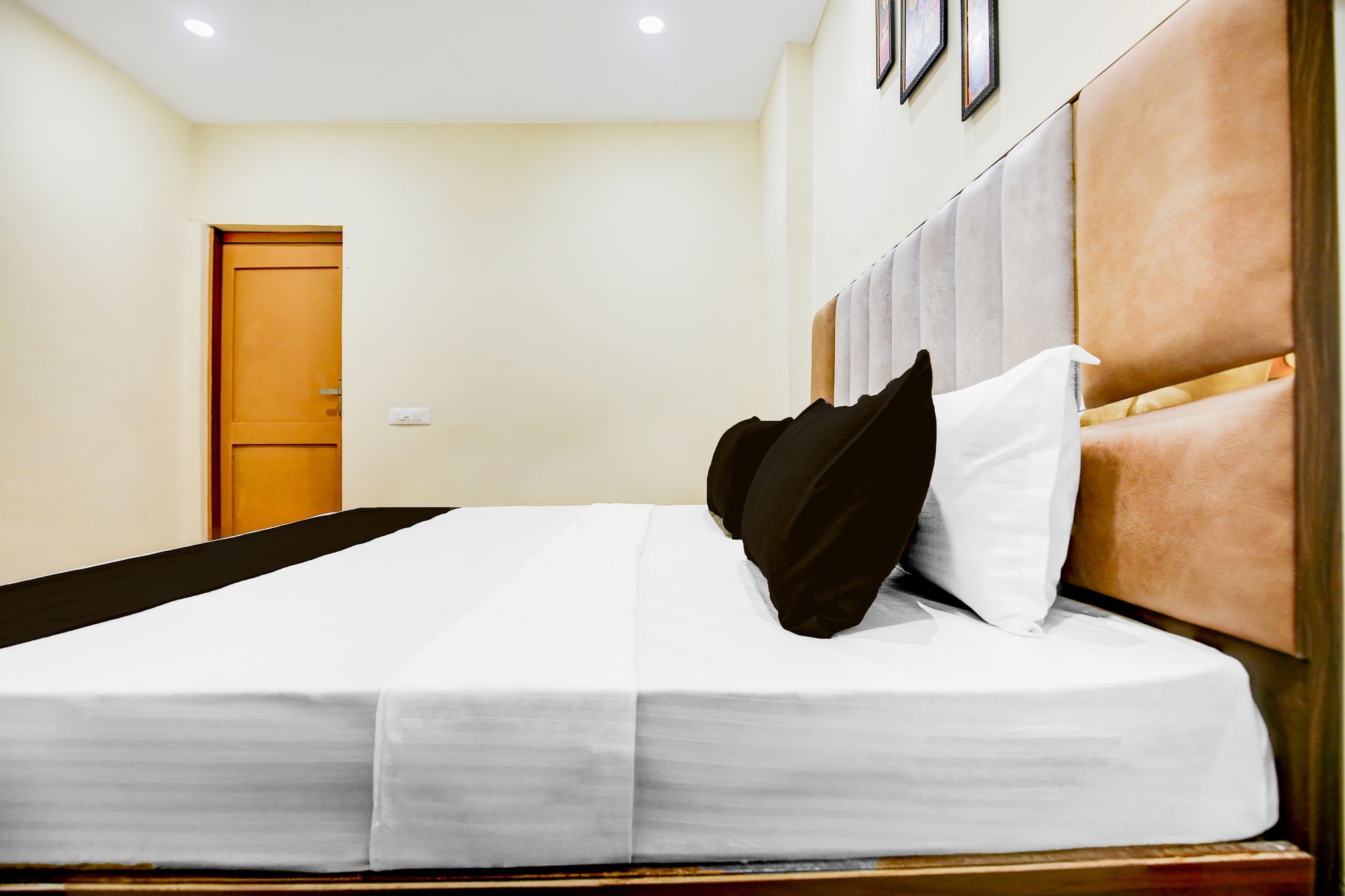 OYO 834445 The Royal INN Classic 5