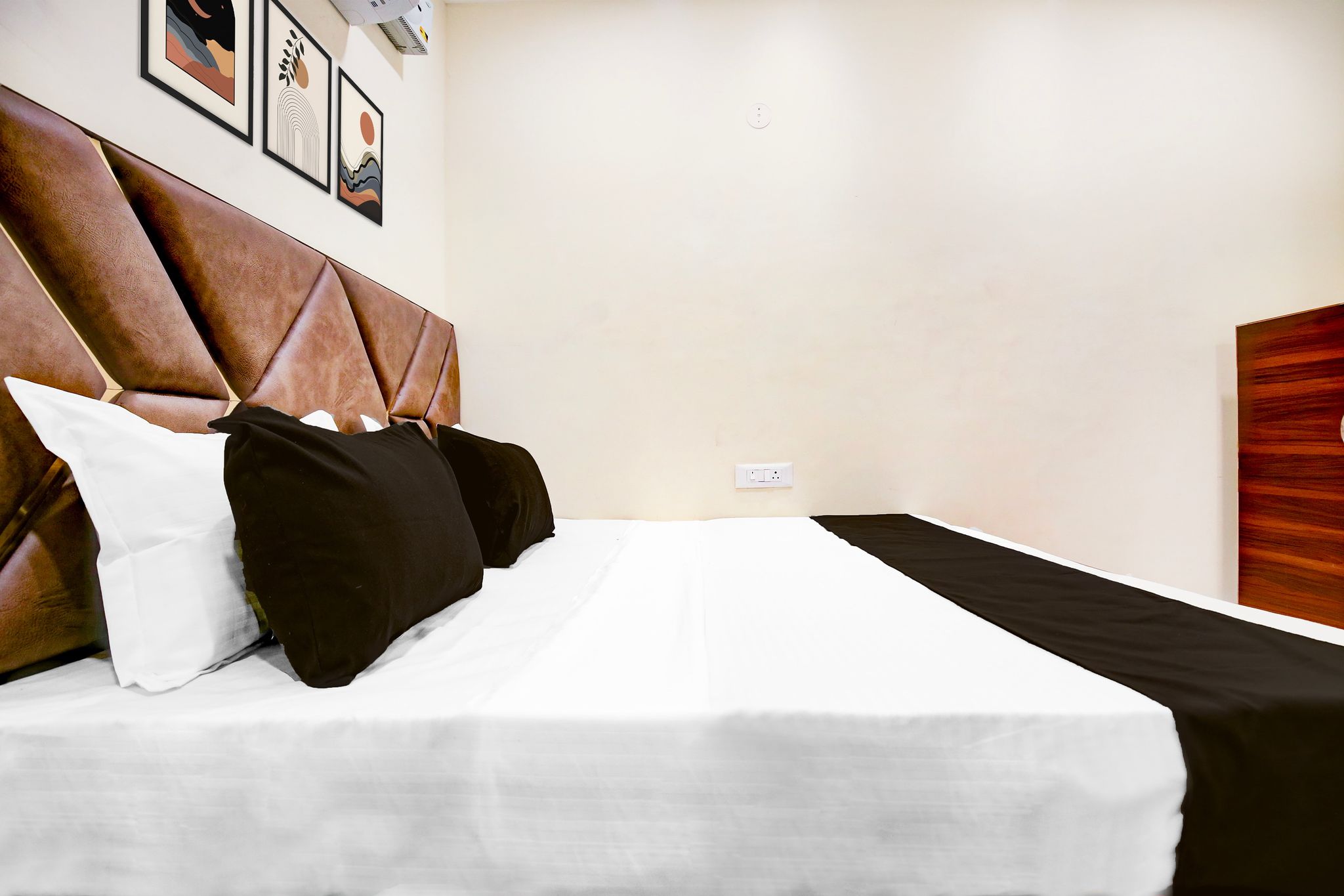 OYO 834445 The Royal INN Classic 12