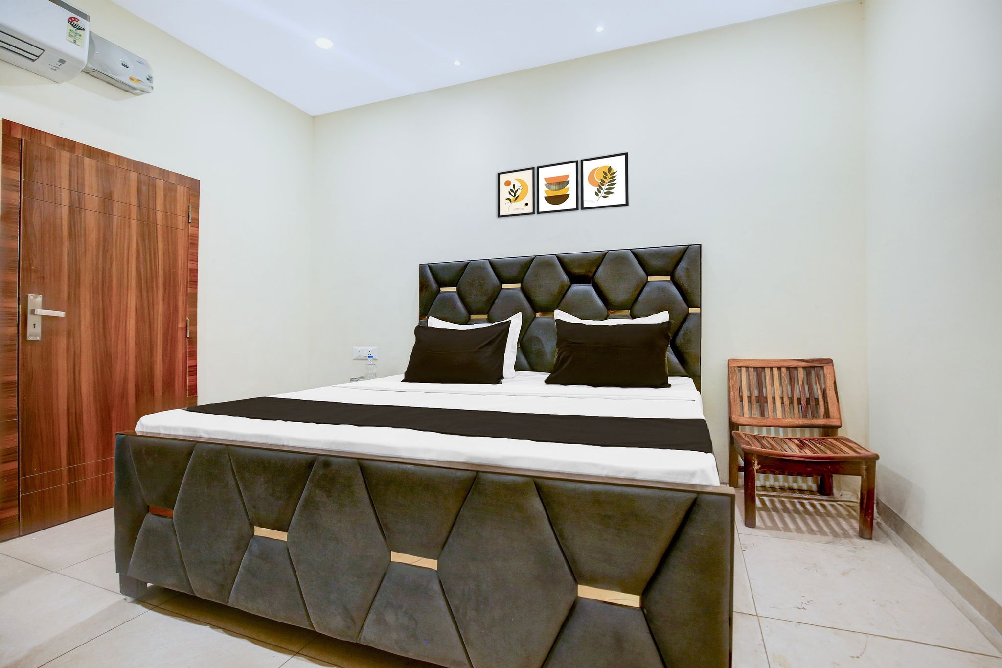 OYO 834445 The Royal INN Classic 11