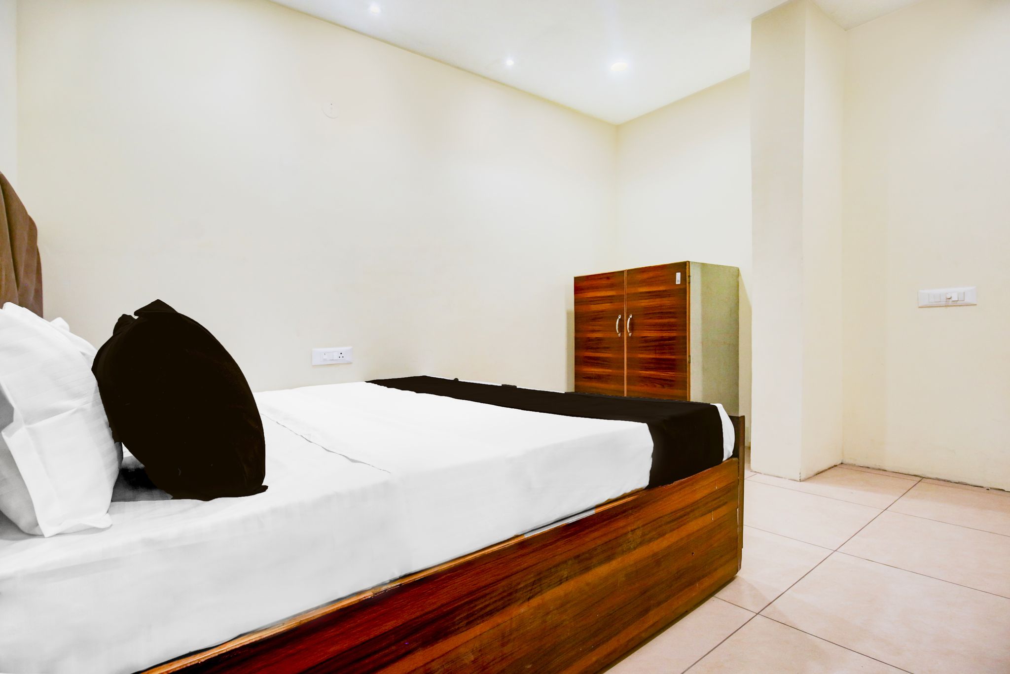 OYO 834445 The Royal INN Classic 10