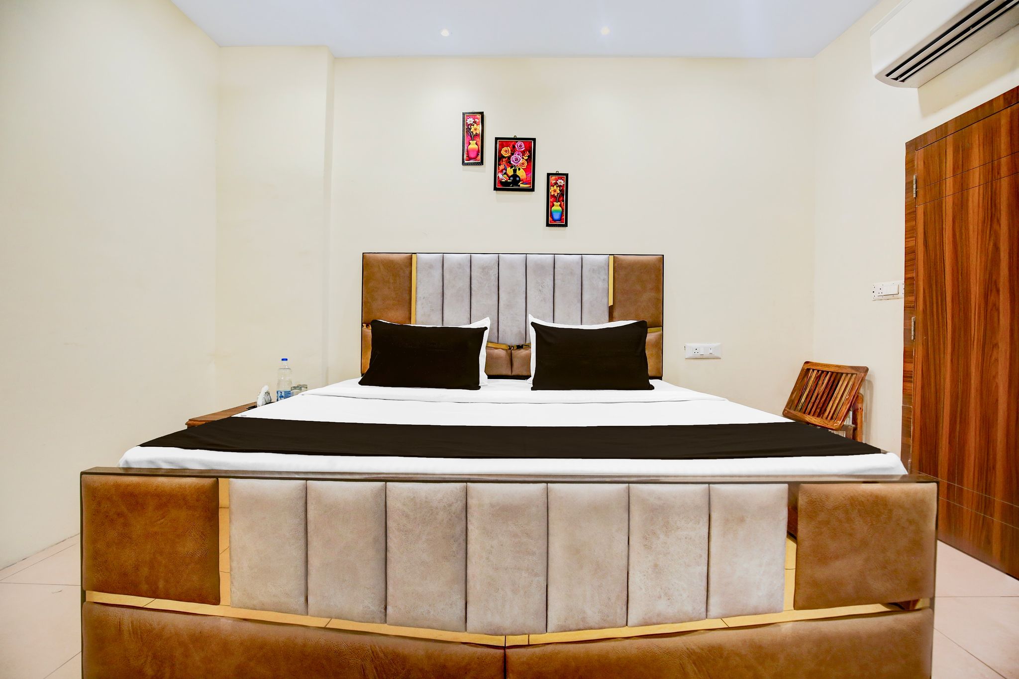 OYO 834445 The Royal INN Classic 3