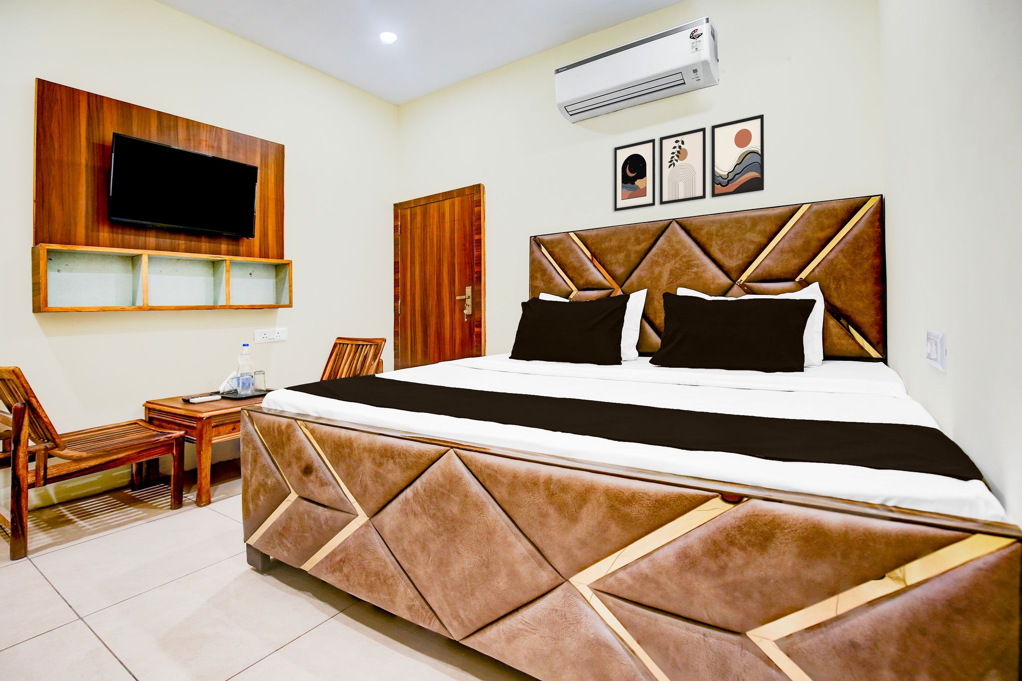 OYO 834445 The Royal INN Classic 4