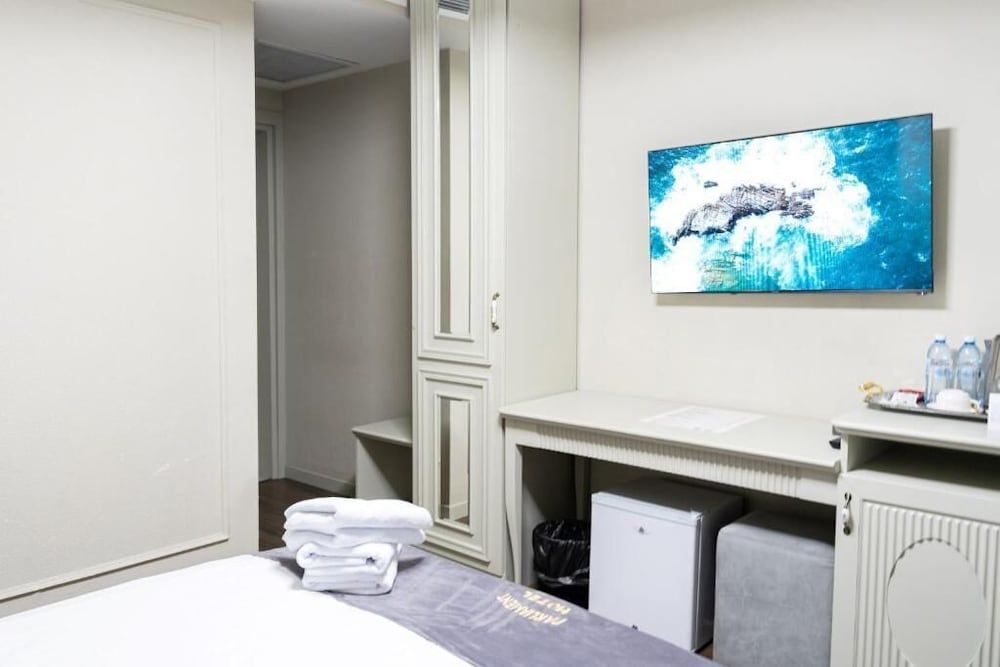 Parliament Inn Hotel & Restaurant Standard Double Room, City View 14