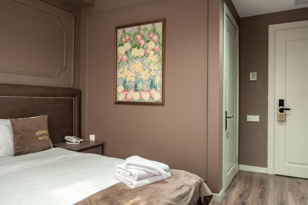 Parliament Inn Hotel & Restaurant Standard Double Room, City View 9