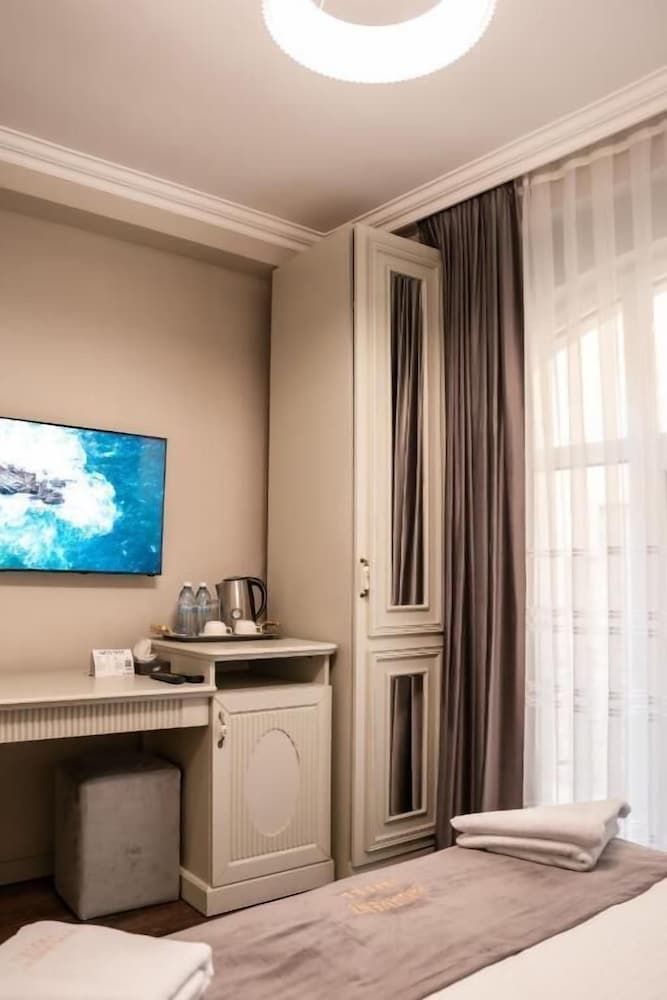 Parliament Inn Hotel & Restaurant Standard Double Room, City View 10