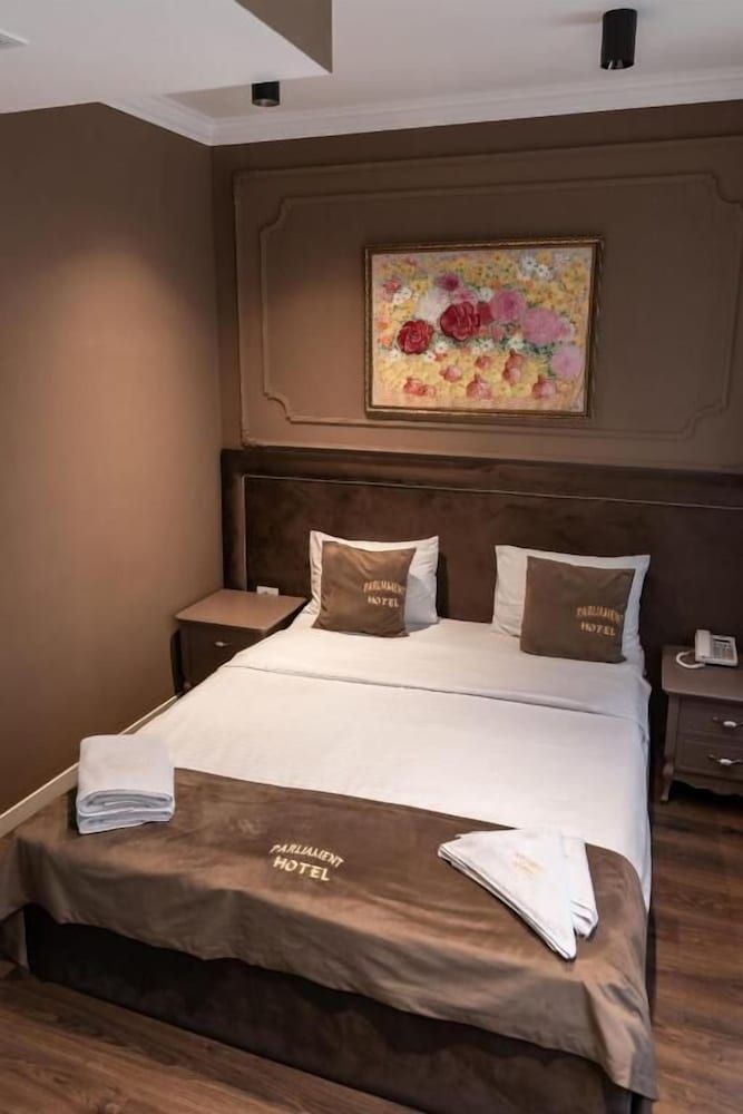 Parliament Inn Hotel & Restaurant Standard Double Room, City View 2