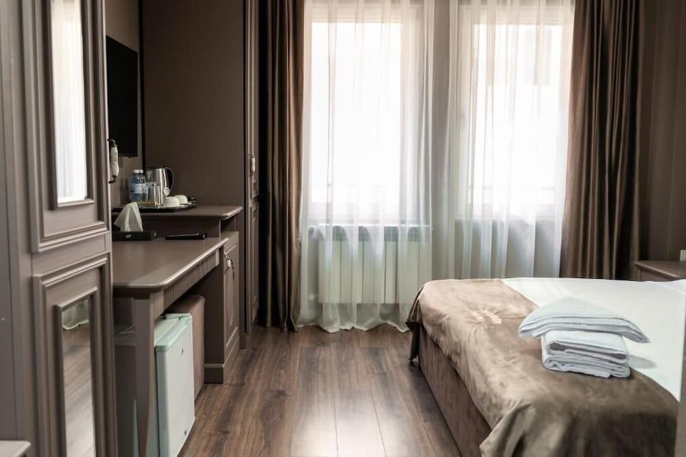 Parliament Inn Hotel & Restaurant Standard Double Room, City View 8