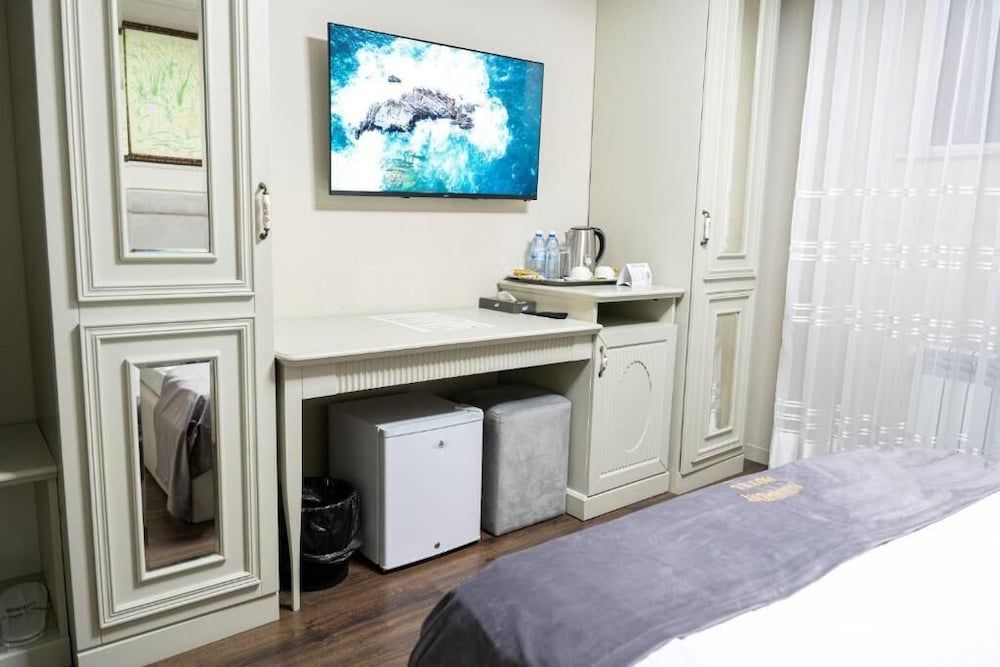 Parliament Inn Hotel & Restaurant Standard Double Room, City View 11