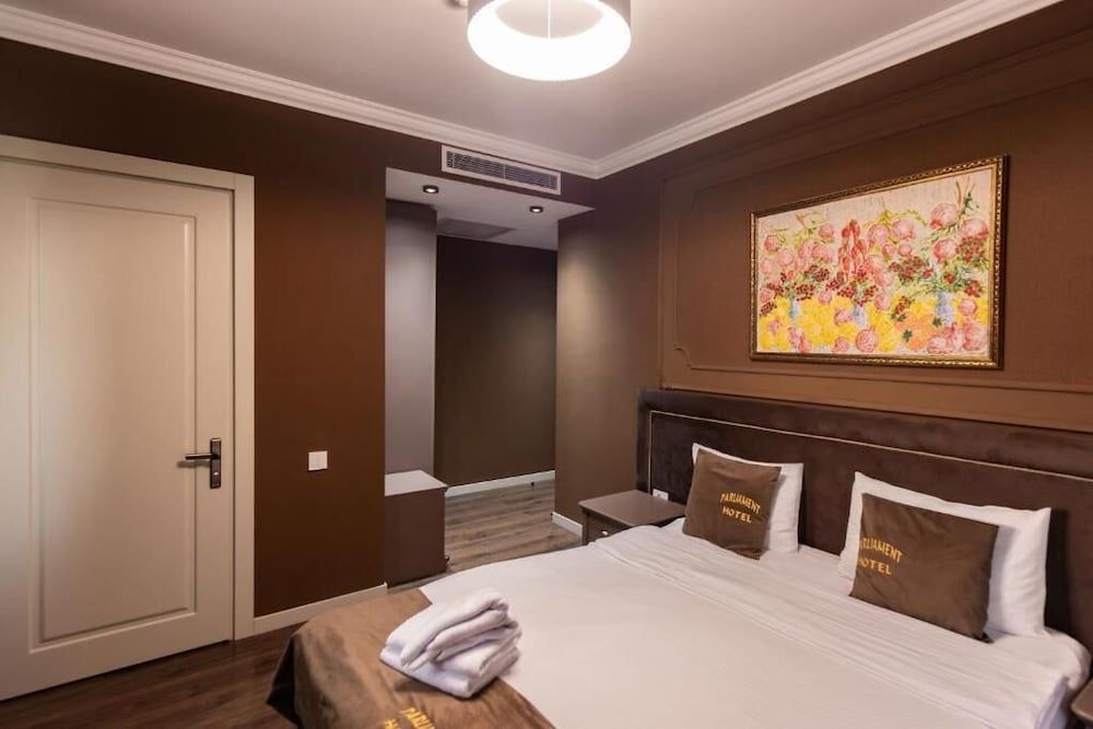 Parliament Inn Hotel & Restaurant Deluxe Double Room, City View