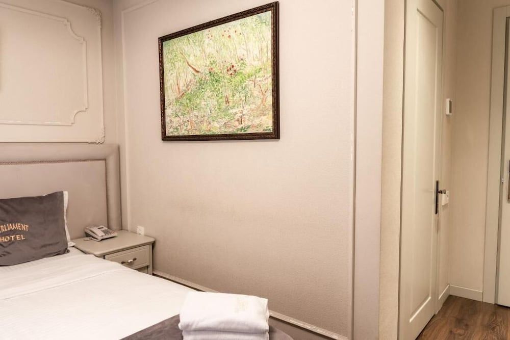 Parliament Inn Hotel & Restaurant Standard Double Room, City View 7