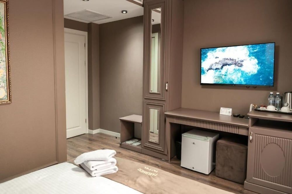 Parliament Inn Hotel & Restaurant Deluxe Double Room, City View 7