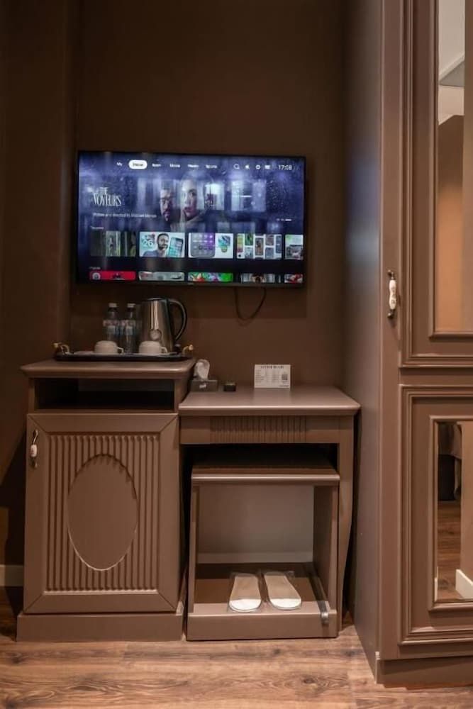 Parliament Inn Hotel & Restaurant Deluxe Double Room, City View 9