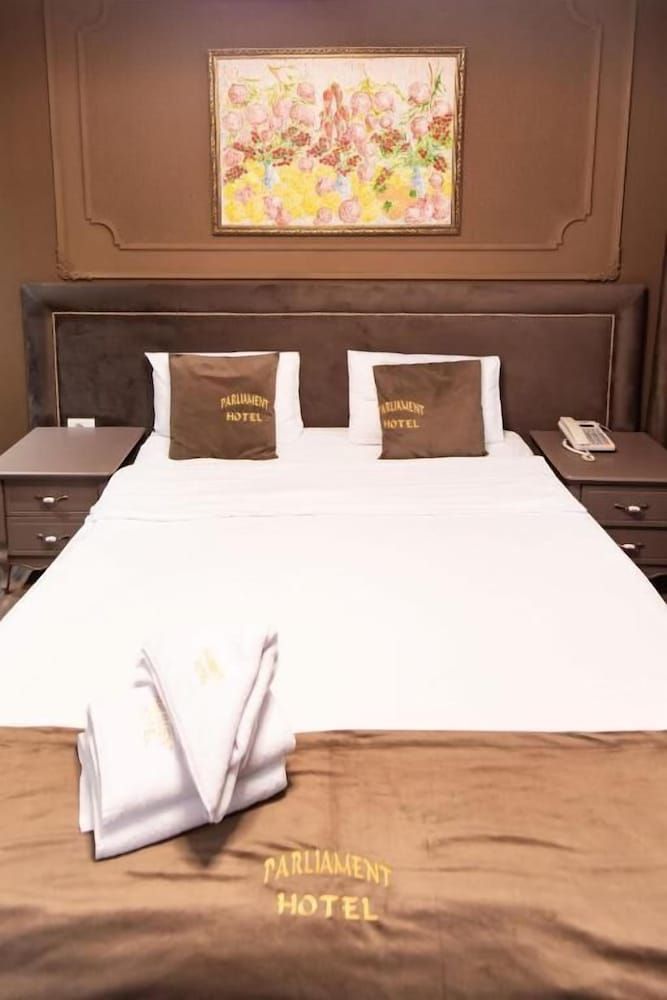 Parliament Inn Hotel & Restaurant Standard Double Room, City View 3