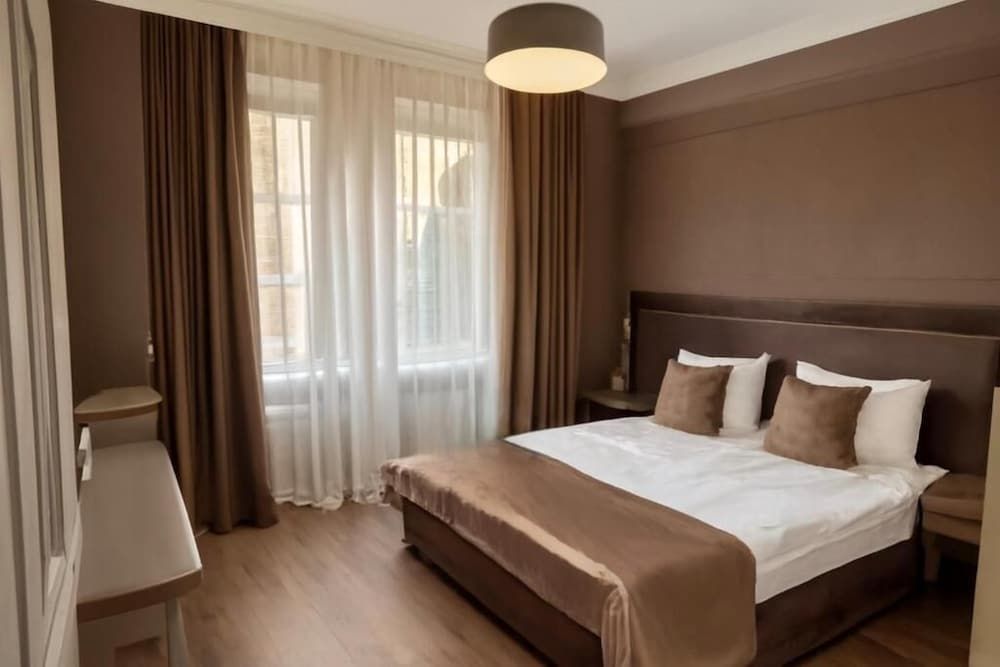 Parliament Inn Hotel & Restaurant Deluxe Double Room, City View 2