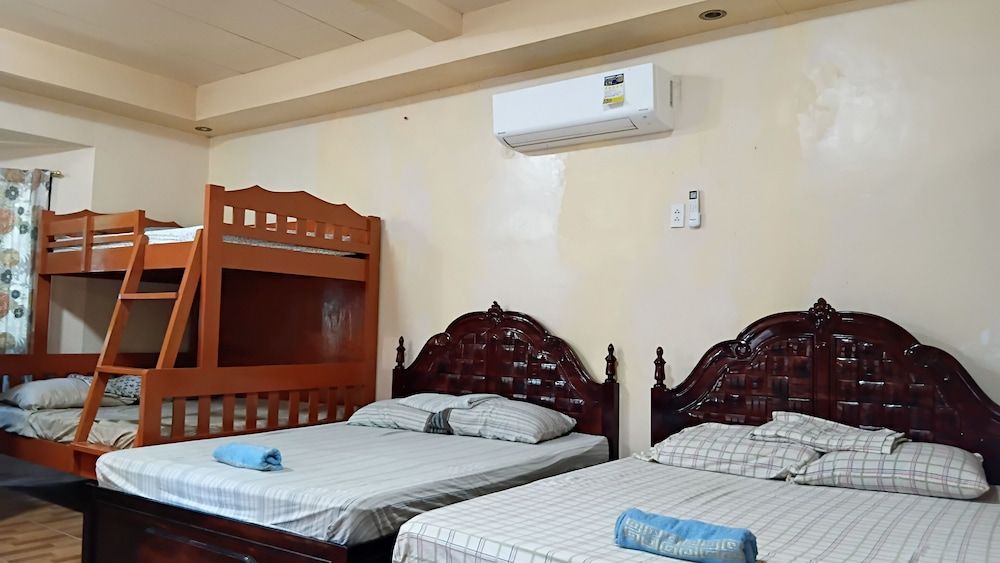 Jovick Homestay Family Quadruple Room, Garden View