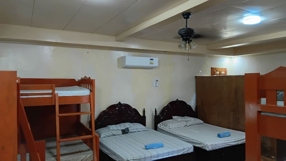 Jovick Homestay Family Quadruple Room, Garden View 5