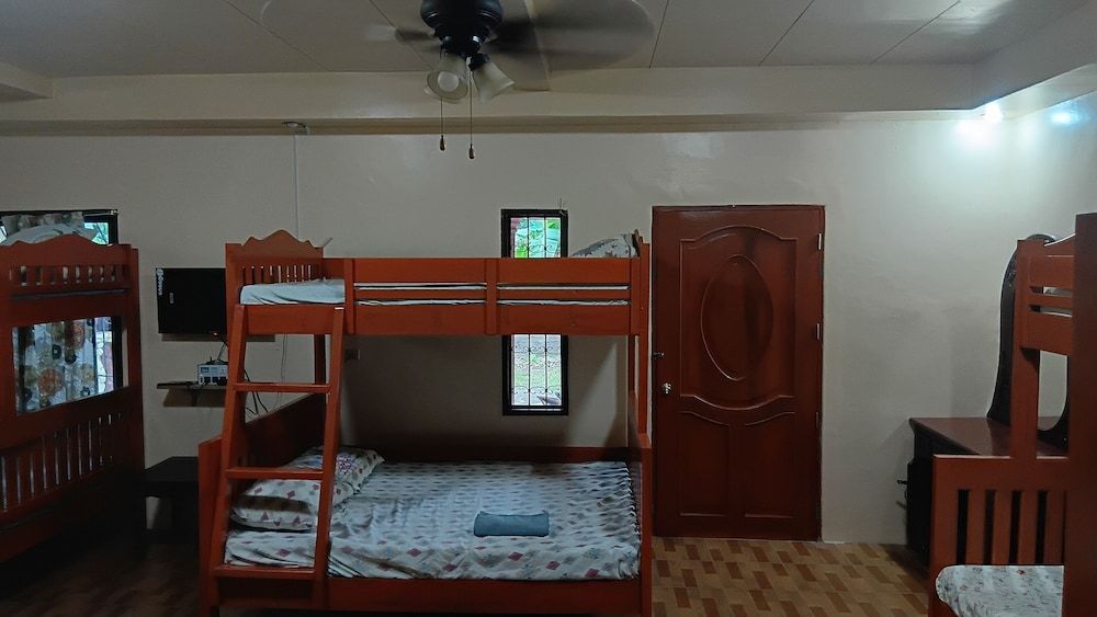 Jovick Homestay Family Quadruple Room, Garden View 6