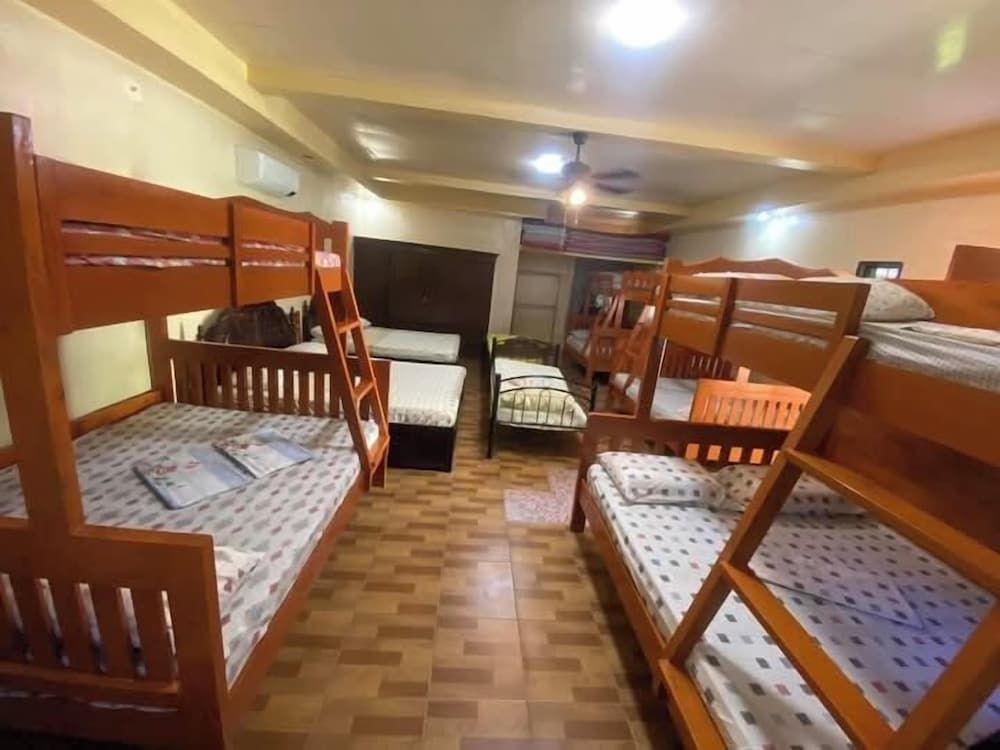 Jovick Homestay Family Quadruple Room, Garden View 9