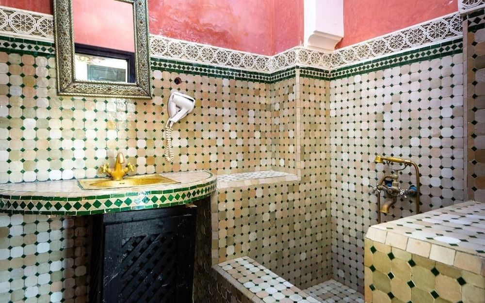 Sidi Abdallah Ghiat Deluxe Quadruple Room 2