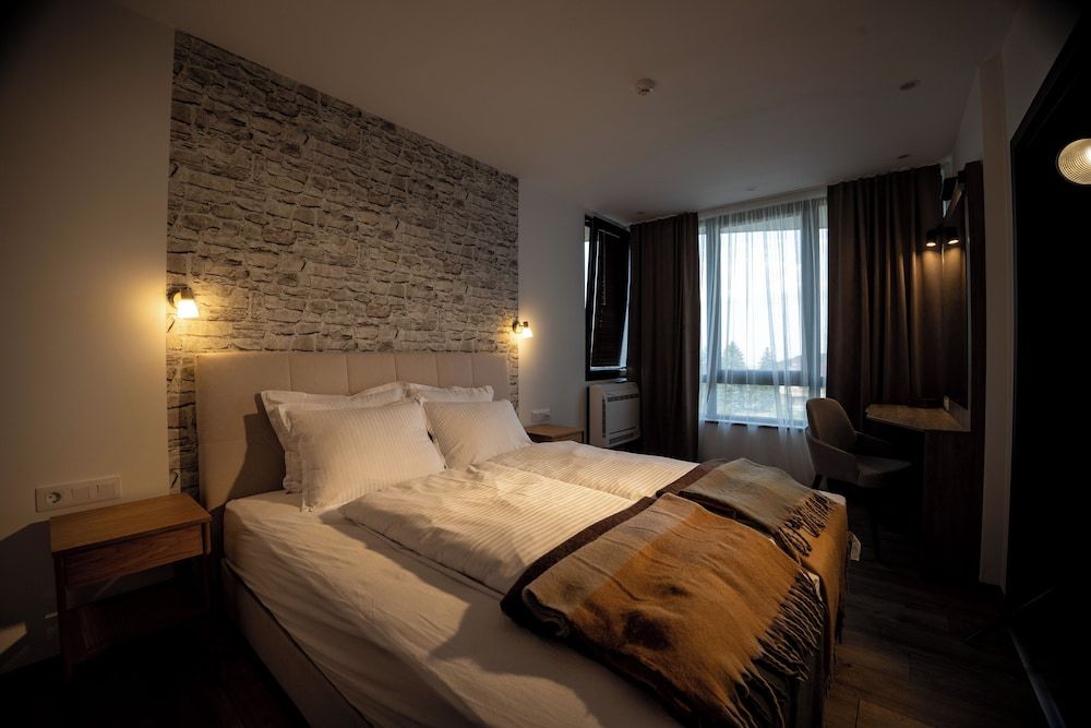 Queen's cottage Comfort Studio, Courtyard View 3