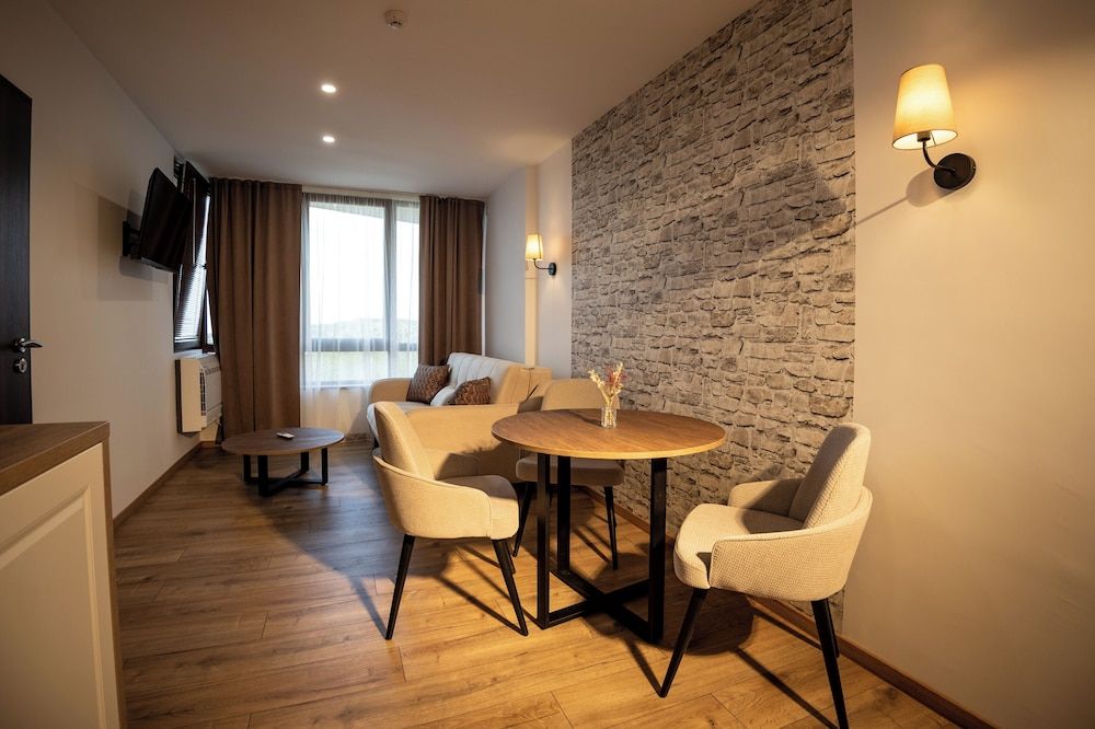 Queen's cottage Family Apartment, Courtyard View 2