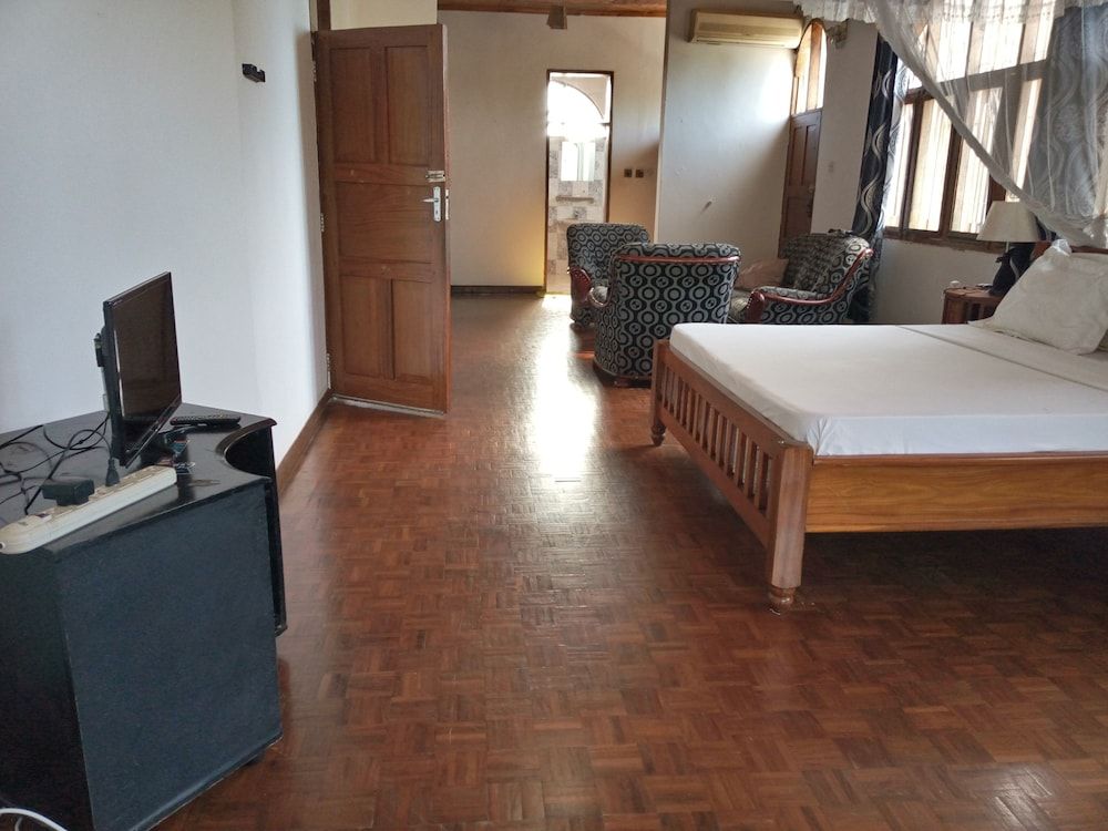 Emerald House Executive Double Room, 1 King Bed, Garden View 6