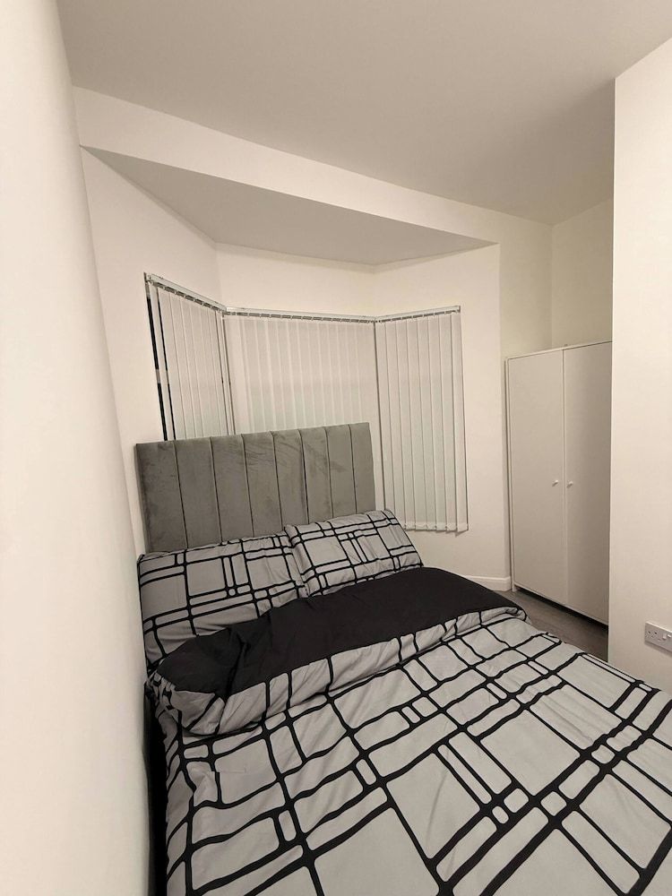 Stylish Dream Home With 4 En-suite Bedrooms House, 4 Bedrooms 3