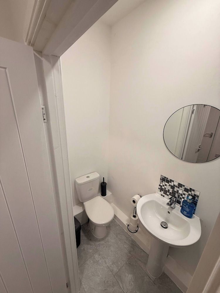 Stylish Dream Home With 4 En-suite Bedrooms House, 4 Bedrooms 7